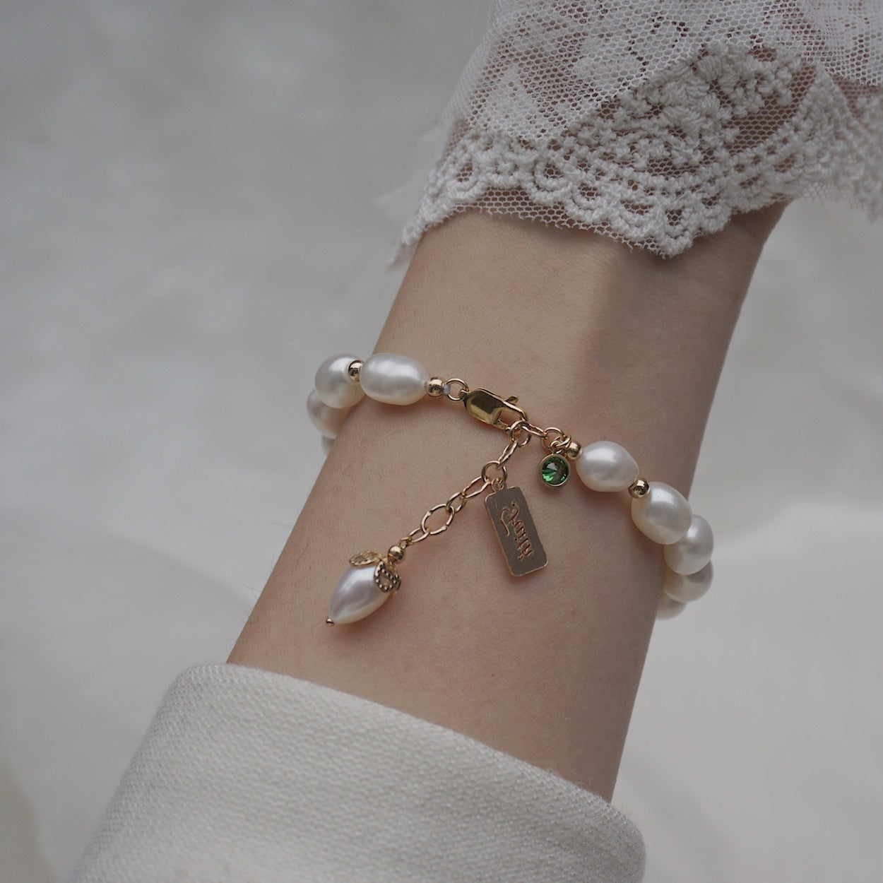 Mother of Pearl Bracelet Fashion Jewelry.